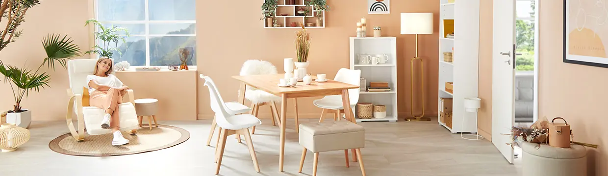 Modern eetkamerontwerp in Scandinavische stijl – natuurlijke materialen en lichte kleuren voor een gezellige sfeer Een licht en modern ingerichte eetkamer met houten tafel, witte stoelen en gezellige decoratie in natuurlijke tinten.